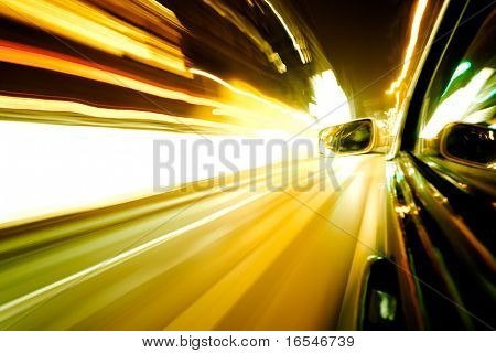 Natt trafikerar, skott från fönstret i rush bil, rörelse oskärpa steet ljus.