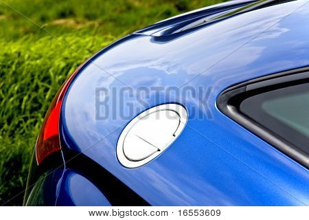 Close-up di carburante riempitore auto e tappo corpo