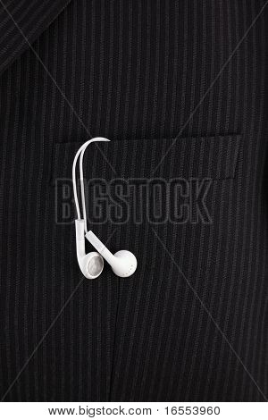 Typ earbud sluchátka v kapse saka