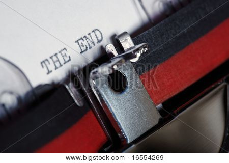 Gros plan d'un vieux façonné antique machine à écrire avec les mots « the end »