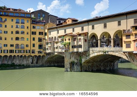 Ponte Vecchio en Flornce a través del río Arno