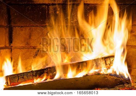Burning firewood in the fireplace close up. Foto