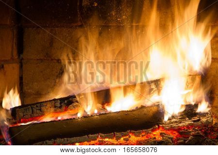 Burning firewood in the fireplace close up. Foto