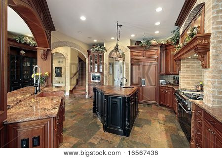 Elegante cocina con gabinetes de cereza