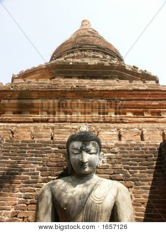 Buddha v chrámu