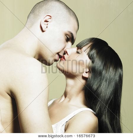 Dva milenci. Fotografie z vášnivý pár. Muž líbání žena