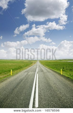 Bir güzel yaz gününde boş kırsal yol