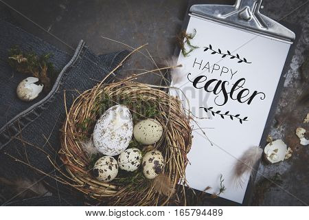Oster Dekoration Mit Nest Und Ei Auf Dunklem Hintergrund