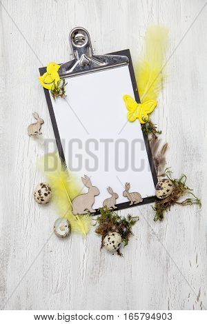 Oster Dekoration Mit Ostereier Auf Weißem Holz Hintergrund