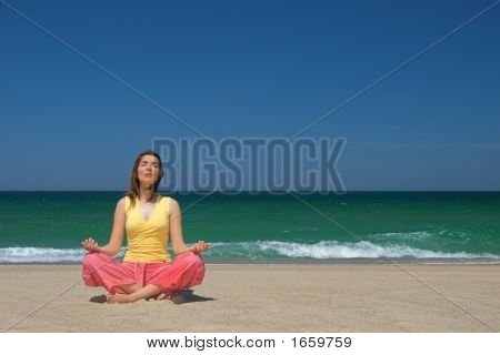 Mulher fazendo Yoga no Bach