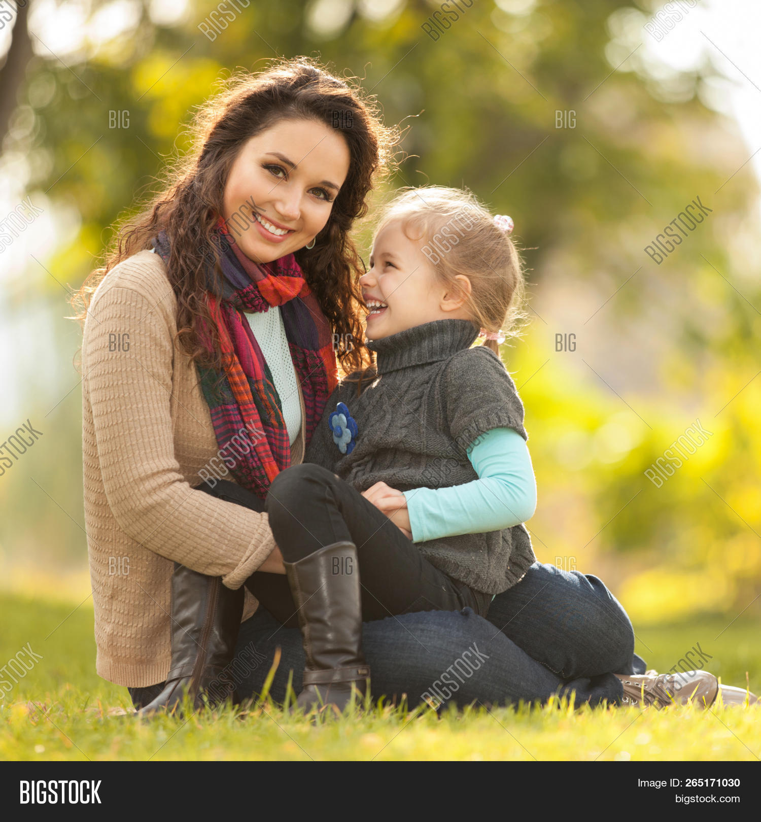 мама с дочкой гуляют. мама с дочкой на прогулке. стильная мама. с дочкой на прогулке. прогулка с дочкой в парке.