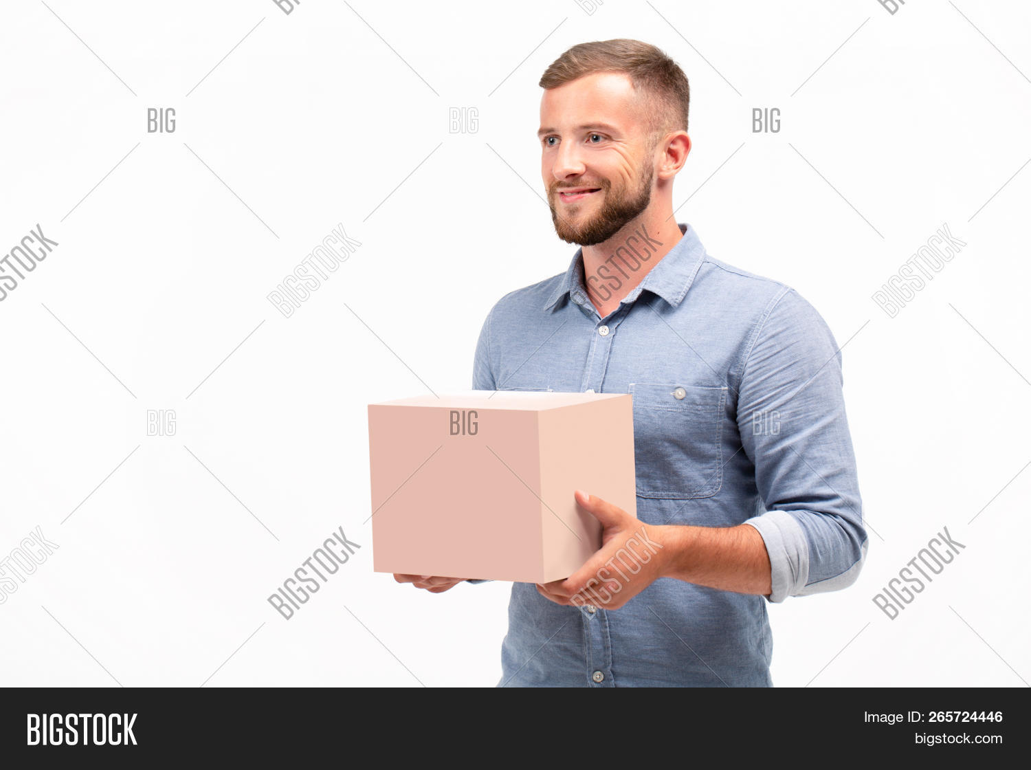 Man holding box. доставщик улыбается показывает палец вверх. Man holding box. держит коробку. коробка с деньгами мужчине.