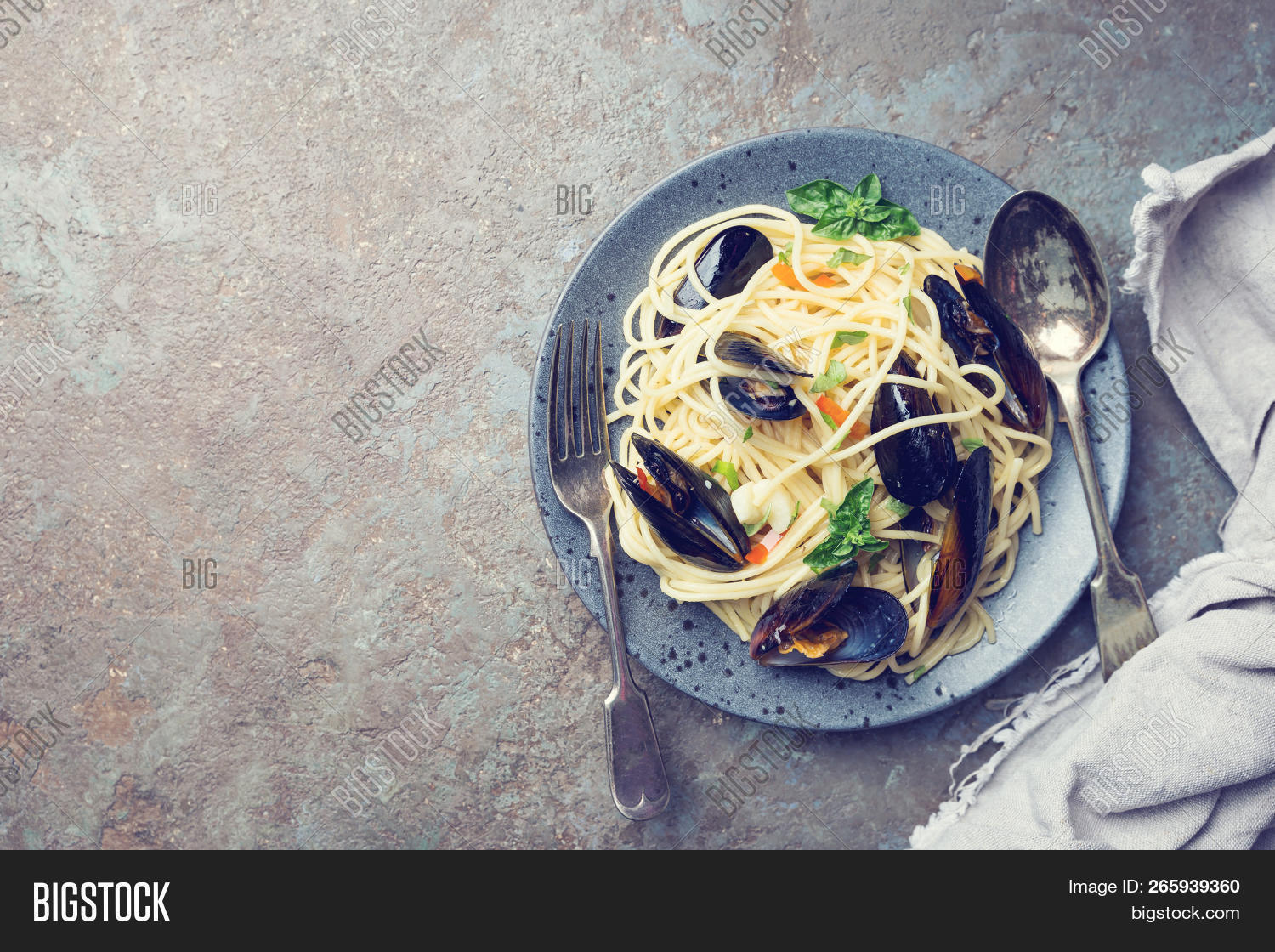 spaghetti allo scoglio in english
