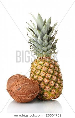 ? oconut och ananas isolerade på vit