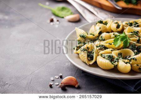 Conchiglioni Pasta With Spinach In Creamy Sauce