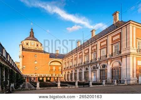 Aranjuez, Spain - October 21, 2018: Royal Palace Of Aranjuez At Sunrise. It Is A Residence Of The Ki