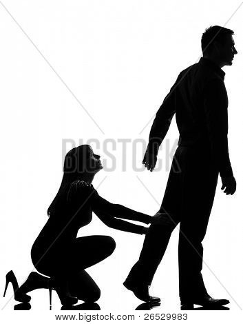 una coppia indoeuropea disputa separazione uomo lasciando e donna trattenendo in studio silhouette isol