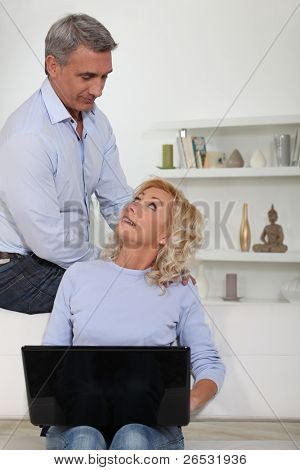 par af happy fortysomethings med laptop