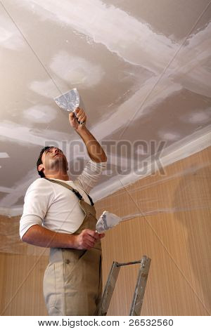 Stuccatore lavorando sul soffitto