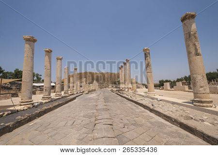 Main Thoroughfare In An Ancient Roman City