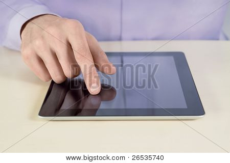 Forretningsmand rørende på Tablet PC