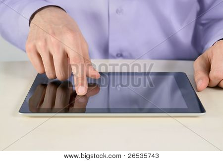 Forretningsmand rørende på Tablet PC