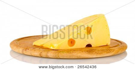 ? heese su tavola di legno isolata on white