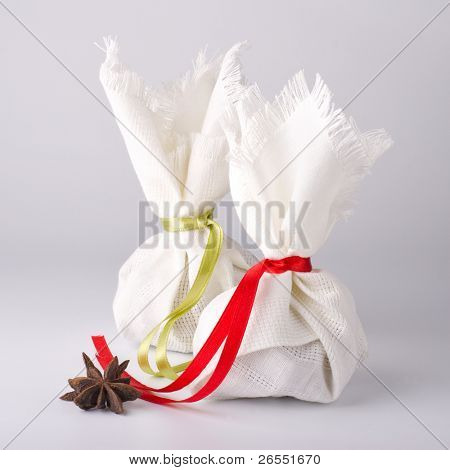 两种香料和香草填充为八角茴香烧饭香囊袋