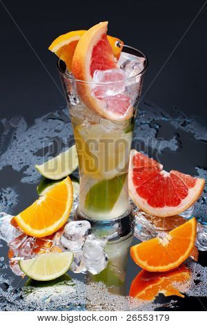 kolde friske citrusfrugter drink