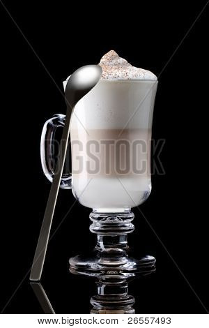 šálek kávy latte macchiato na černém pozadí