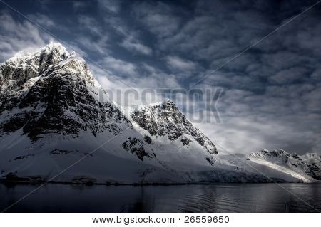 Les montagnes et les nuages avec reflet dans l'eau. L'Antarctique