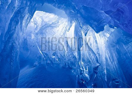 Blue ice cave dækket med sne og oversvømmet med lys