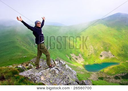 Berge Landschaft mit See in Karpaten und Mann auf der Oberseite