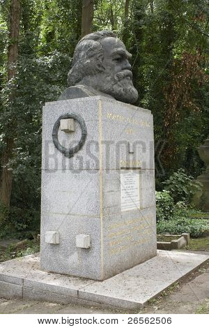 Karl Marx hrob na hřbitově Highgate v Londýně