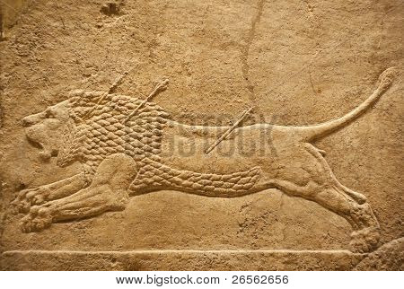 Alten assyrischen Relief eines Löwen gejagt mit Pfeilen