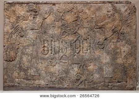 alten assyrischen Erleichterung Darstellung geflügelten Göttern oder Geistern und ein Baum