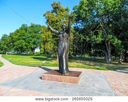 Ukraine, Putyvl - August 18, 2018: Monument To Princess Efrosinya Yaroslavna In Putivl. Bronze Femal