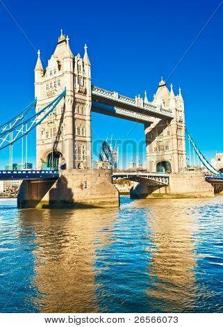 TowerBridge w Londynie w jasny, słoneczny dzień