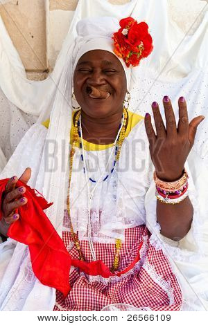 HAVANA-DECEMBER 24:Lady med en fin cigar iført typisk tøj og afrocuban religiøse halskæder 