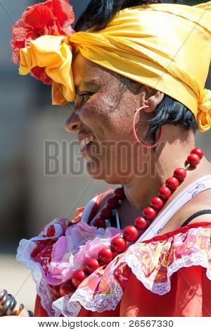 HAVANA-marts 25:Young kvinde med typiske tøj og tilbehør 25 marts 2011 i Havana.People dre