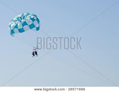 Pár parasails nagy kék vizek felett