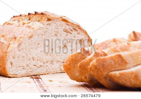 Gesneden brood tarwe. Geïsoleerd op witte achtergrond
