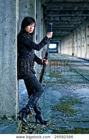 Katana kalıntıları ile Asyalı kız