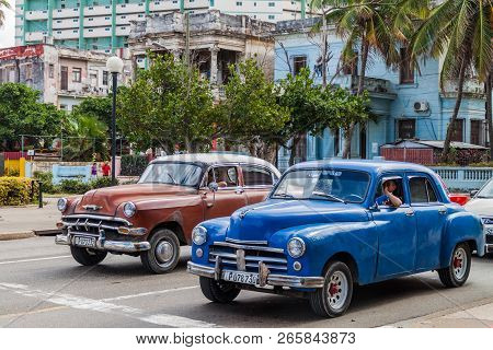 Havana, Cuba - Feb 21, 2016: Vintage Cars Are Waiting At The Crossroads In Vedado Neighborhood Of Ha