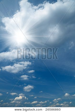 Blu Himmel mit Wolken und Sonne