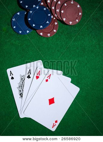 Pozadí se čtyři esa, přehrání karty a poker žetony.
