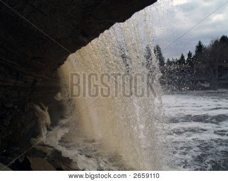 Derrière la cascade