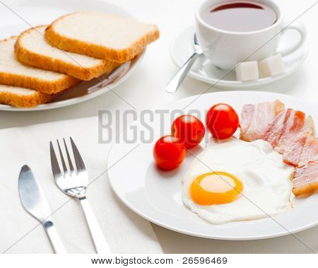 englisches Frühstück mit Eiern, Bakon und Tomaten