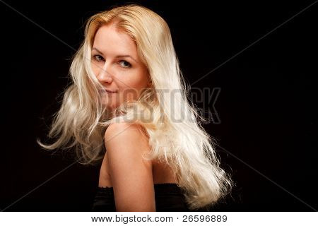 blonde Frau auf dunklem Hintergrund