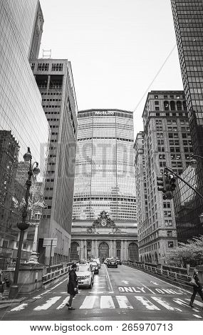New York, Usa - May 04, 2016: Black And White Image Of Metlife Building And Facade Of Grand Central 